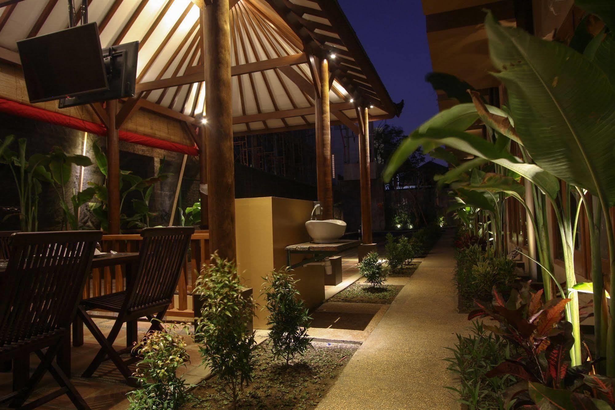 Bali Chaya Hotel Legian Экстерьер фото